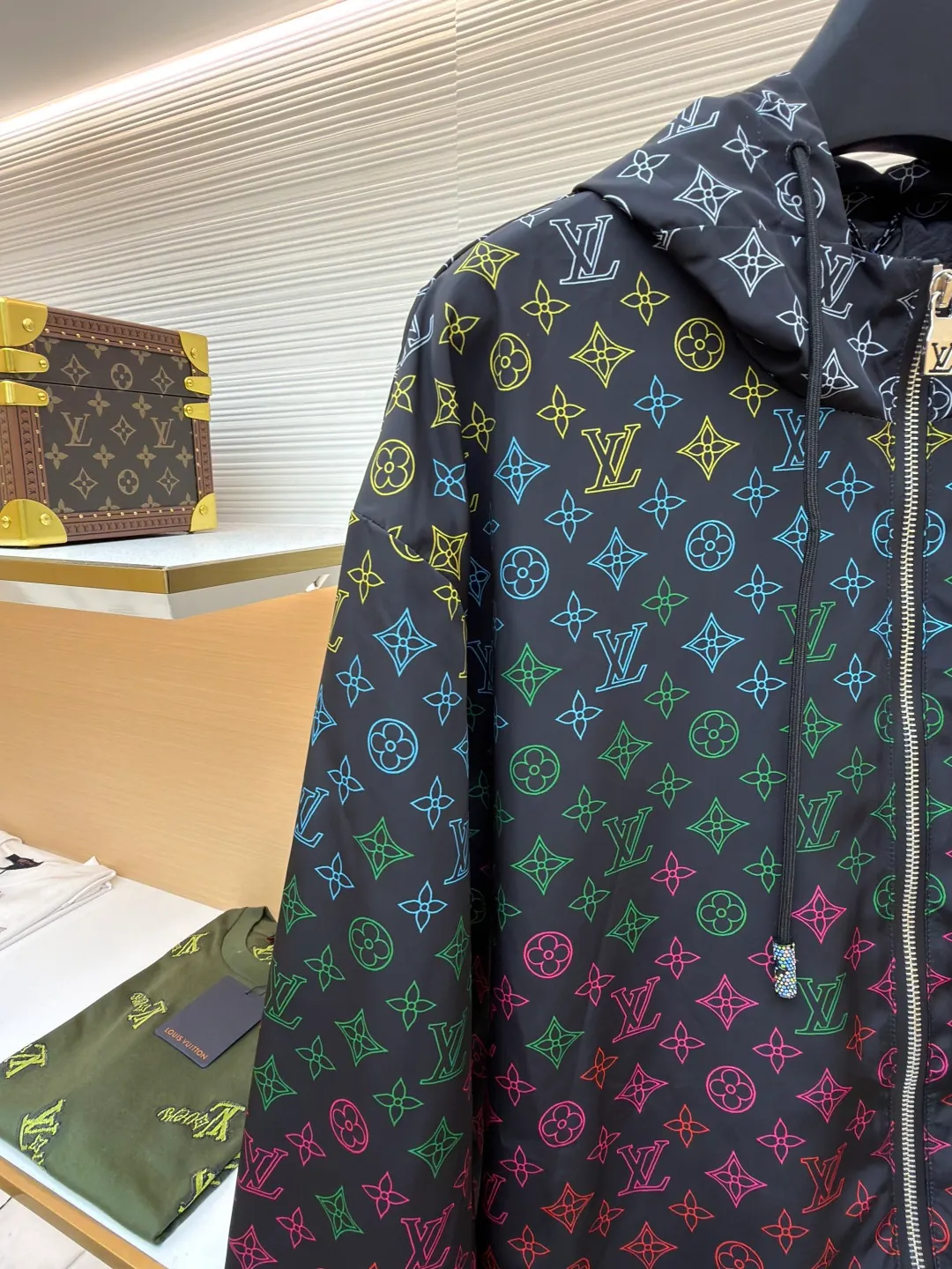 LOUIS VUITTON gradient logo jacquard jacket ●Original version: purchased and developed at 23099 ●Item number: 1680984-B25 ●Fabric: windproof technical fabric ●Technology: jacquard production ●Version: fitted version ●Weight: about 420 grams ●Size: S-M-L-XL ●Description: The whole piece of clothing was purchased for 23,900 ZP and disassembled. It is made of custom windproof jacquard technical fabrics and imported from Italy. It is decorated with Monogram printing throughout to render a subtle gradient effect. The placket is molded to customize the LV hollow letter zipper, the hooded drawstring design is molded to the hem, and the hem is molded to customize the LV letter logo adjustment buckle. It is truly a 1:1 copy. The overall wiring is straight and delicate, the fabric is comfortable and soft, and the color is consistent without color difference. It can be matched with the same style to create a fashionable look and control various occasions. Customized accessories, complete with three standards, same style for men and women!